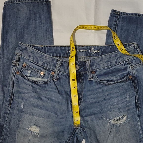 American Eagle mid rise light wash boyfit destroyed crops size 4 - Picture 3 of 6